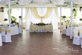 Декор стола молодоженов и фона, чехлы с бантами на стулья. Возможно оформление свадьбы в любых цветах.