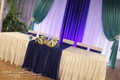 Декор стола молодоженов и фона, чехлы с бантами на стулья. Возможно оформление свадьбы в любых цветах.