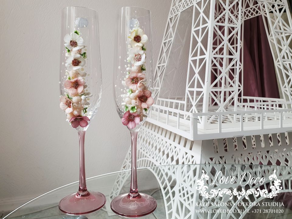 Бокалы для жениха и невесты с цветочным декором  и цветной ножкой<br>32 € <br>