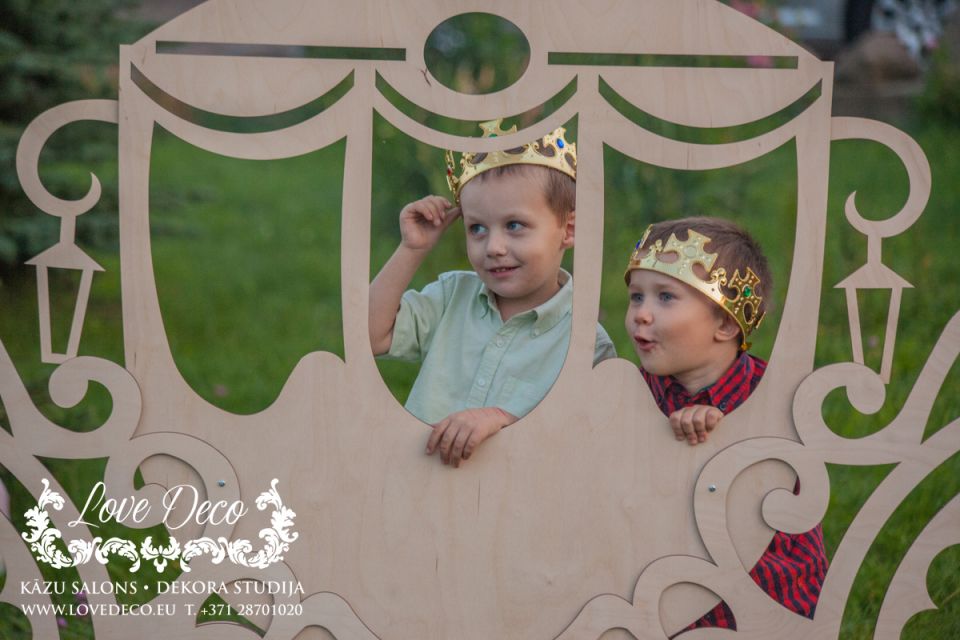 Фотозона для детской фотосессии или дня рождения в стиле принцессы - королевская карета<br>