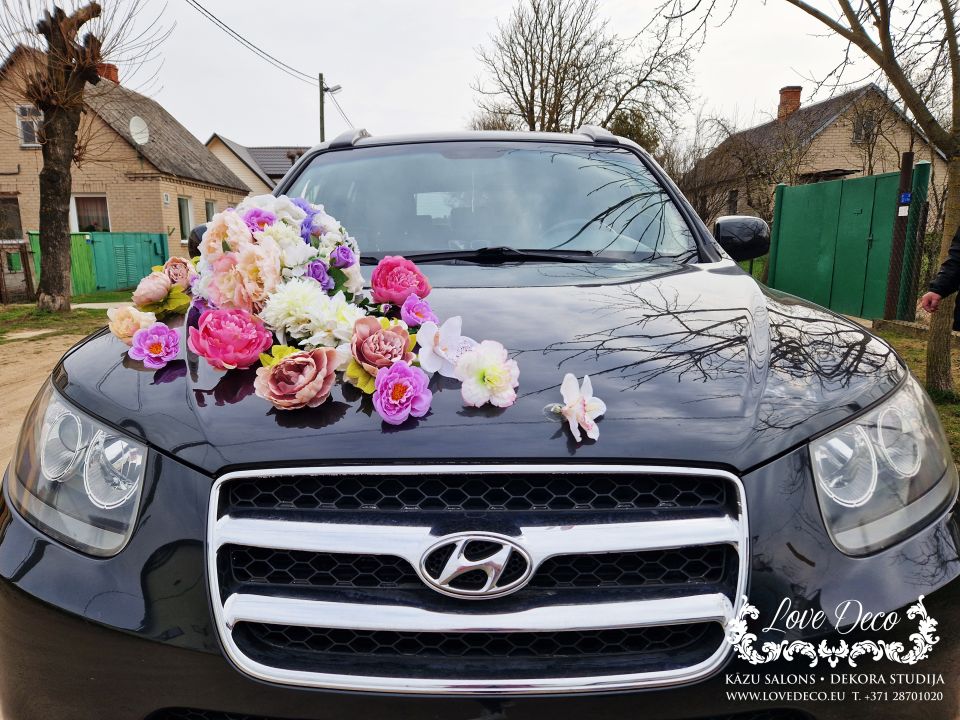 Свадебное украшение машины с россыпью цветов по капоту<br>