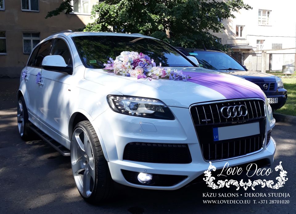 Украшение для свадебного авто из искусственных цветов с тканью на капоте<br>