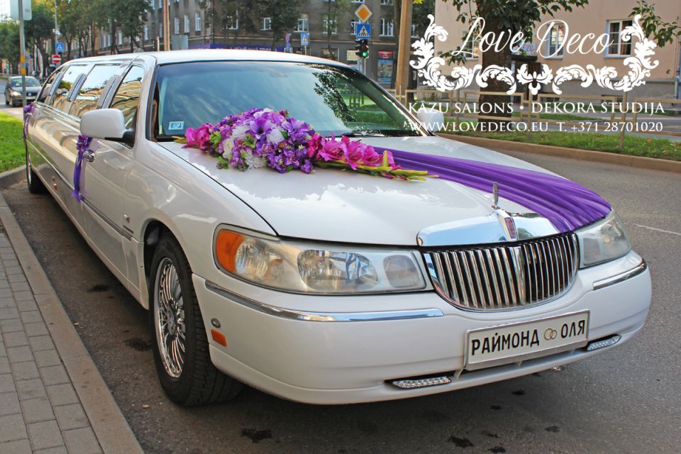 Украшение для свадебного авто из искусственных цветов с тканью на капоте  <br>