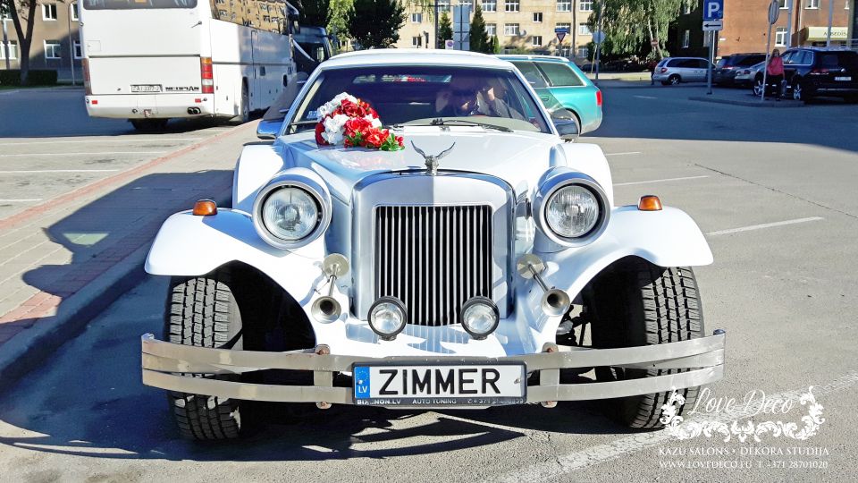 Свадебное украшение машины из искусственных цветов и лент  <br>
