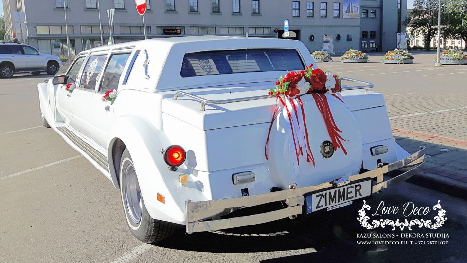 Свадебное украшение машины из искусственных цветов и лент<br>