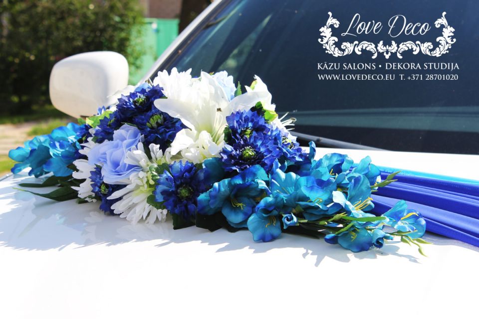 Украшение на свадебное авто с добавлением ткани двух цветов<br>