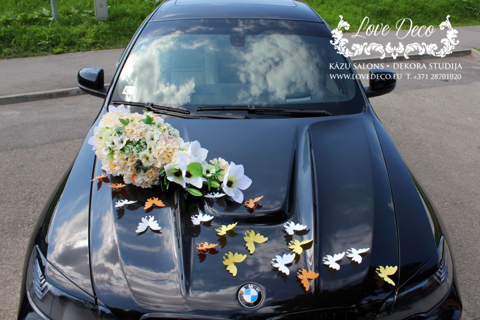 Цветочное украшение на машину молодожёнов с россыпью бабочек по капоту  <br>