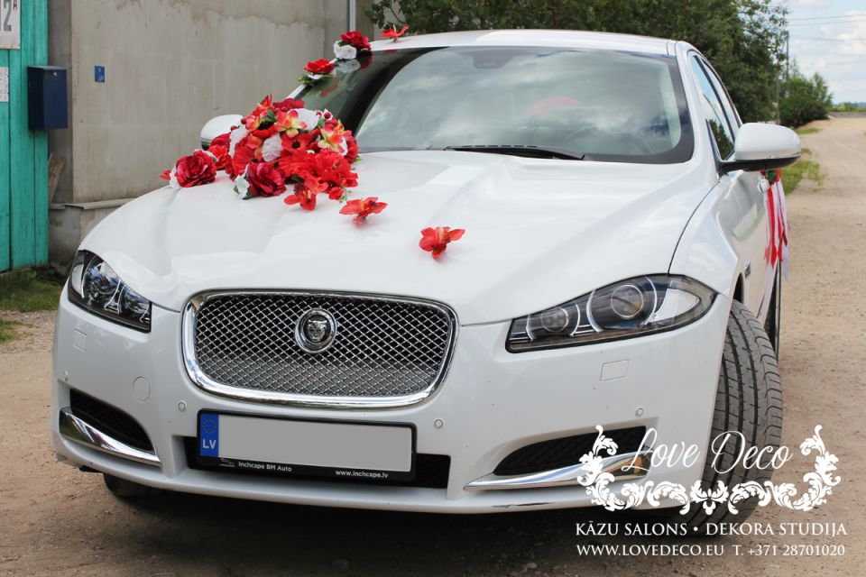 Свадебное украшение на машину молодожёнов с россыпью цветочков по капоту  <br>
