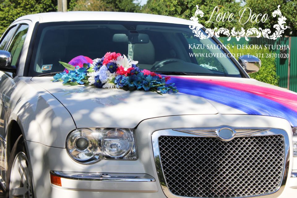 Украшение на свадебное авто с добавлением ткани двух цветов  <br>