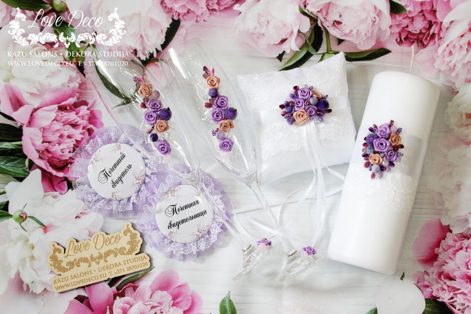 Комплект аксессуаров для свадебной церемонии с цветочным декором  <br>В комплект входят: значки для свидетелей, свеча, бокалы и подушечка<br>