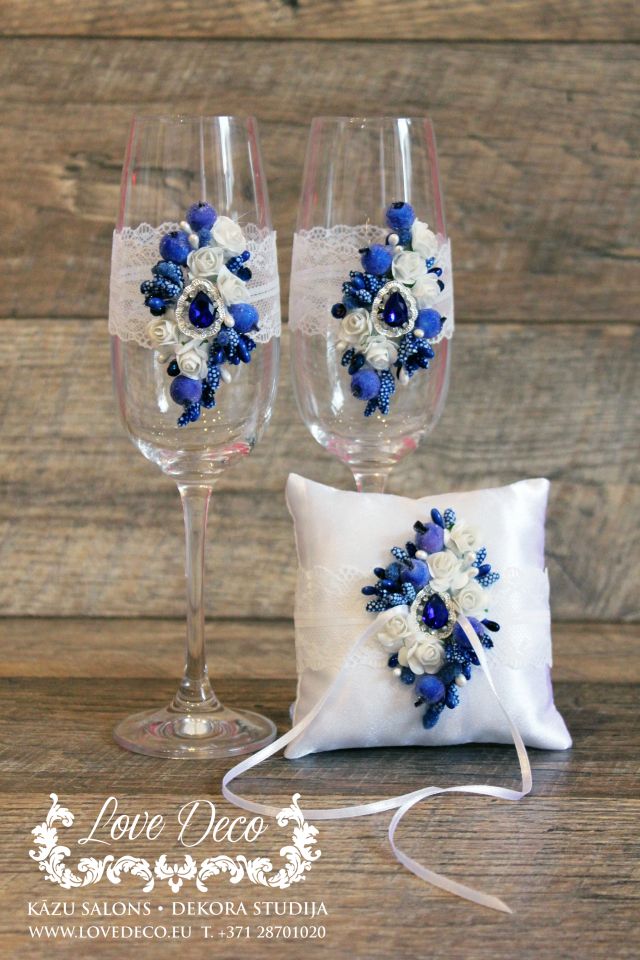 Свадебные бокалы с кружевным декором, цветочками, ягодами и брошью<br>На фото в комплекте с подушечкой с тем же декором.<br>