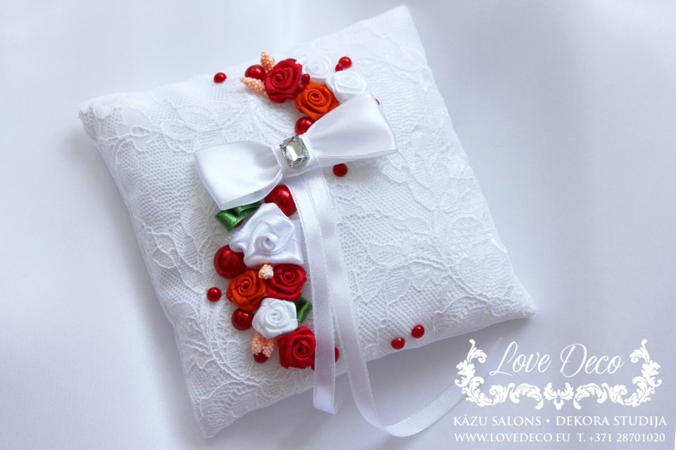 Кружевная подушечка с бантом и цветами для свадебных колец<br>