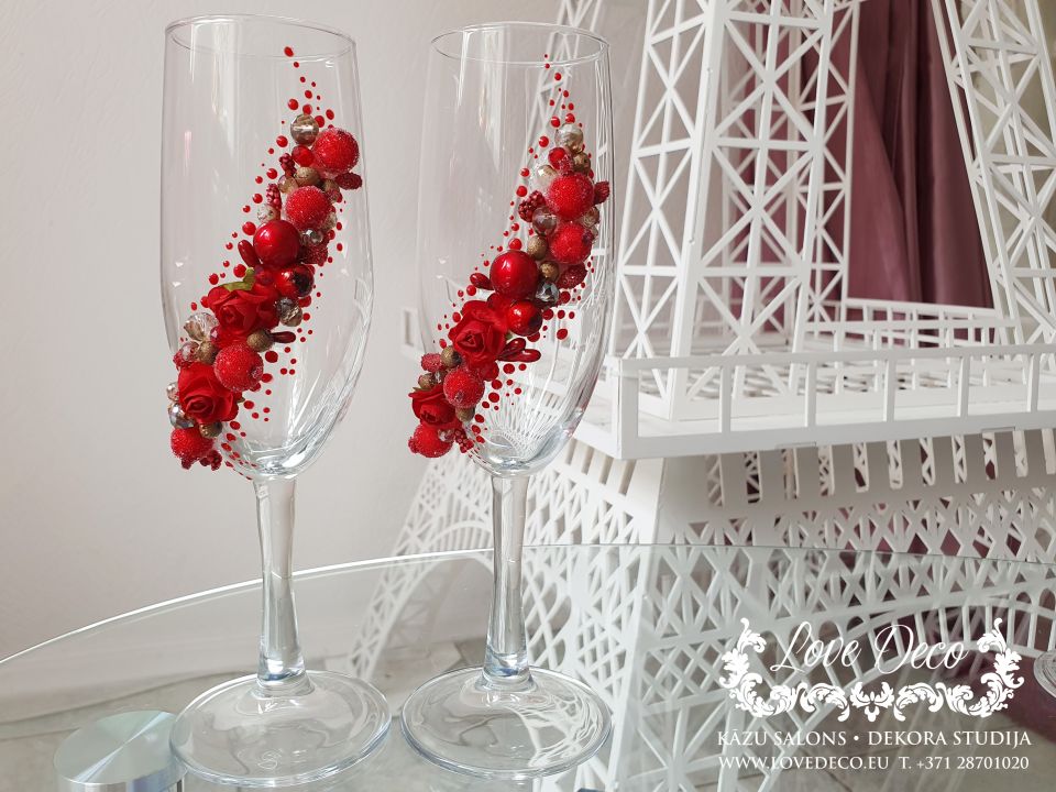 Бокалы для жениха и невесты с декором из цветочков, ягод и бусин  <br>30 € <br>