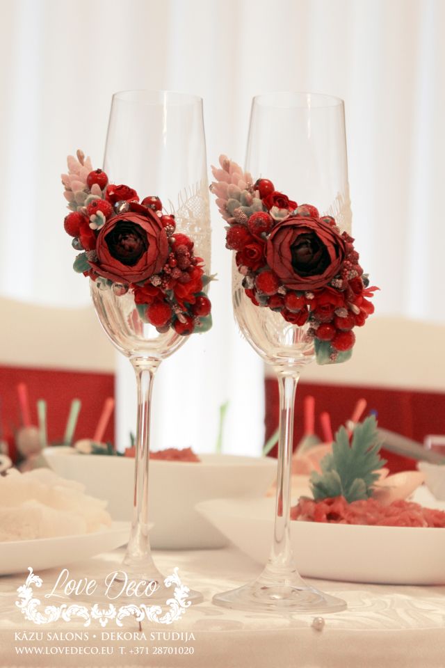 Бокалы для жениха и невесты с декором из пионов, листьев, ягод и бусин  <br>