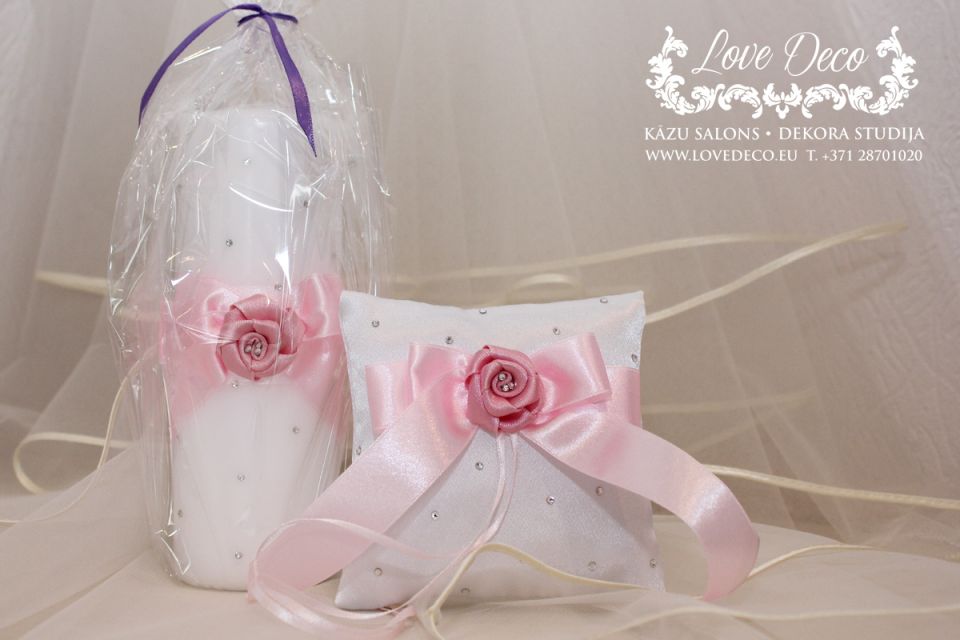 Атласная подушечка с лентами и тканевой розочкой для свадебных колец  <br>На фото в комплекте со свечой с тем же декором.<br>