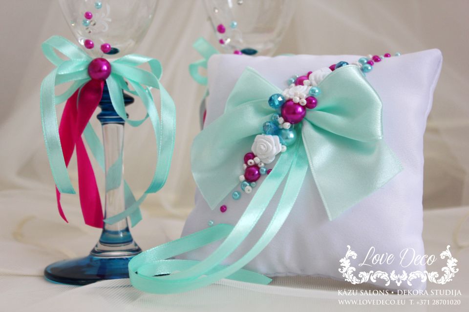 Декоративная подушечка для колец с атласным бантом, цветами и бусинами<br>