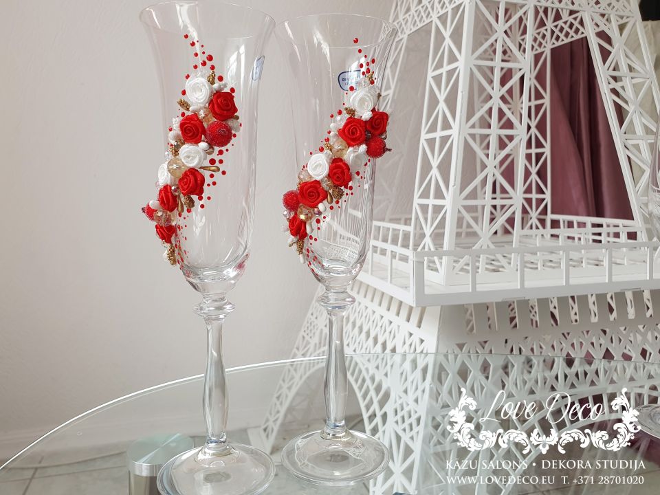 Бокалы для жениха и невесты с декором из цветочков, ягод и бусин<br>30 € <br>