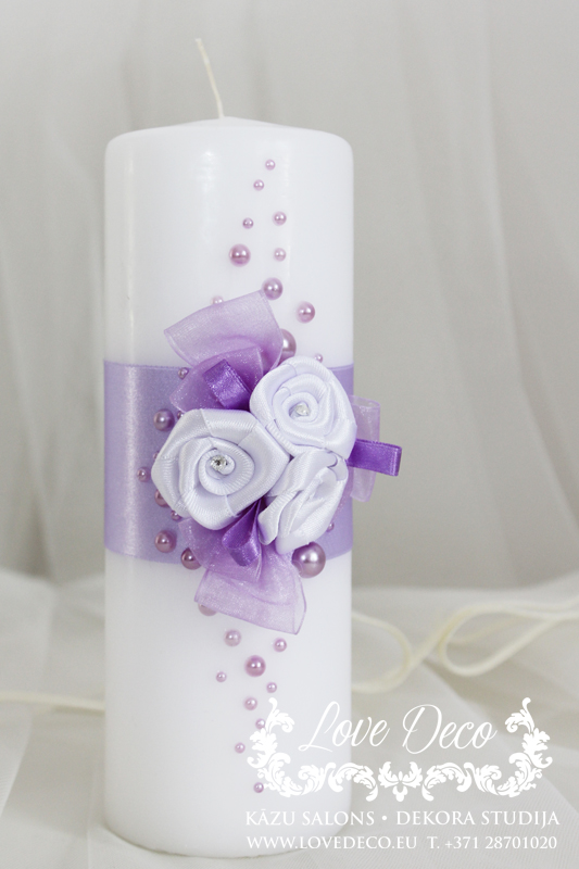 Декоративная свеча с атласной лентой, тканевыми цветами и бусинами<br>