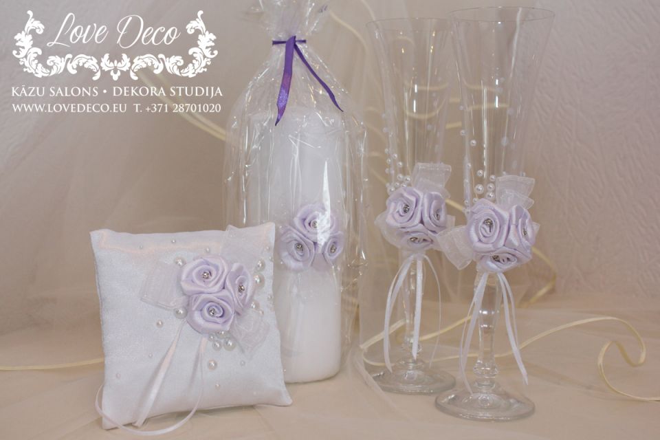 Свеча для свадьбы с атласными розочками и жемчужинами<br>На фото в комплекте с подушечкой и бокалами с тем же декором. <br>12 € <br>
