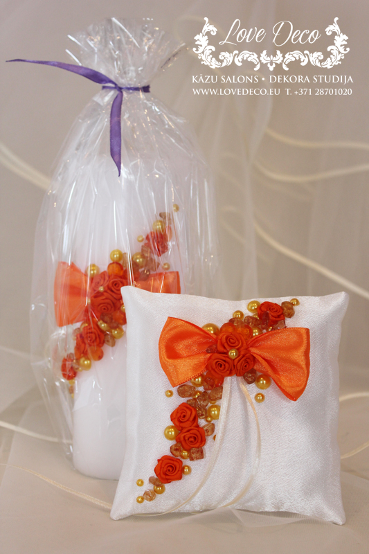 Комплект аксессуаров для свадебной церемонии с цветочным декором и бантиками<br>В комплект входят: декорированная свеча и подушечка для обручальных колец.<br>