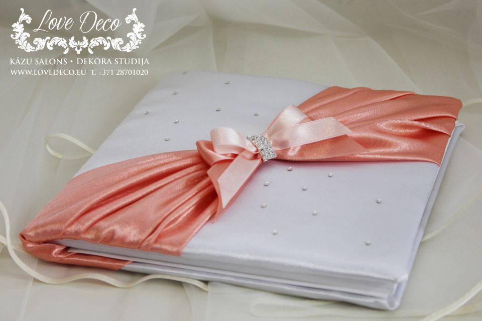 Свадебная гостевая книга для пожеланий в атласной тканевой обложке с декором<br>Внутри 30 белых глянцевых плотных листов. <br>28 € <br>