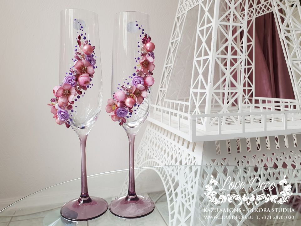 Бокалы для жениха и невесты с цветочным декором и цветной ножкой  <br>32 € <br>