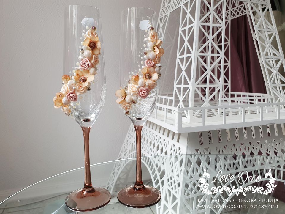 Бокалы для жениха и невесты с цветочным декором и цветной ножкой<br>32 € <br>