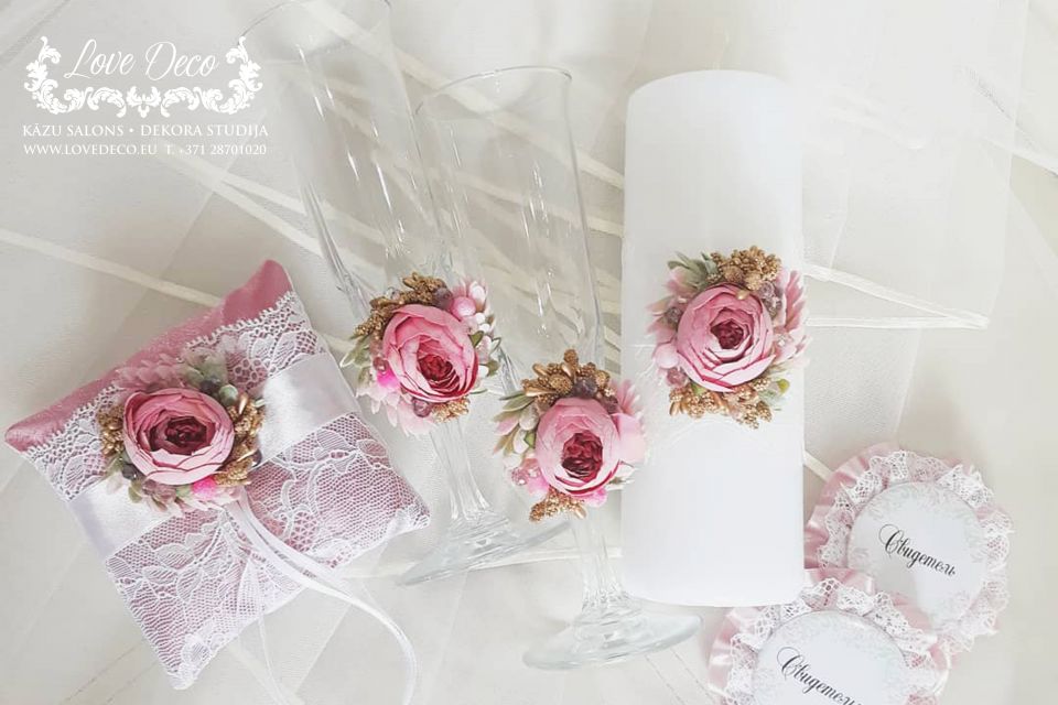 Комплект аксессуаров для свадебной церемонии с декором из пионов <br>В комплект входят: подушечка, бокалы, свеча и значки для свидетелей. <br>