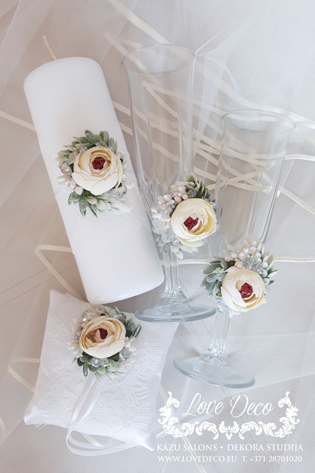 Комплект аксессуаров для свадебной церемонии с декором из пионов <br>В комплект входят: подушечка, бокалы и свеча. <br>