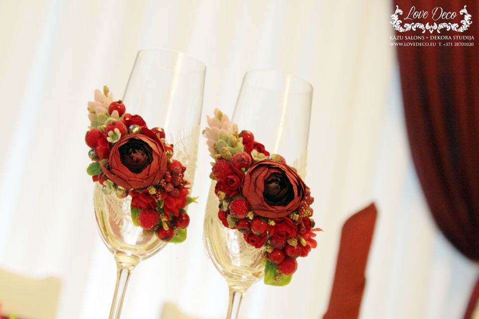 Бокалы для жениха и невесты с декором из пионов, листьев, ягод и бусин  <br>