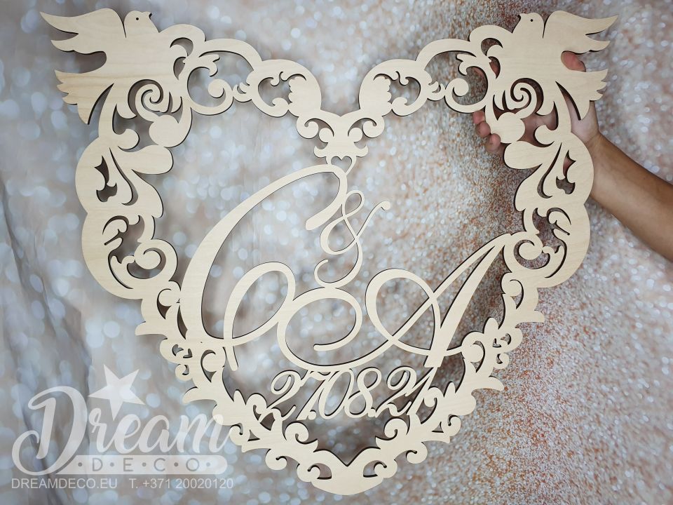 Герб эко в форме резного сердца с голубями, инициалами и датой свадьбы  <br>35 € <br>