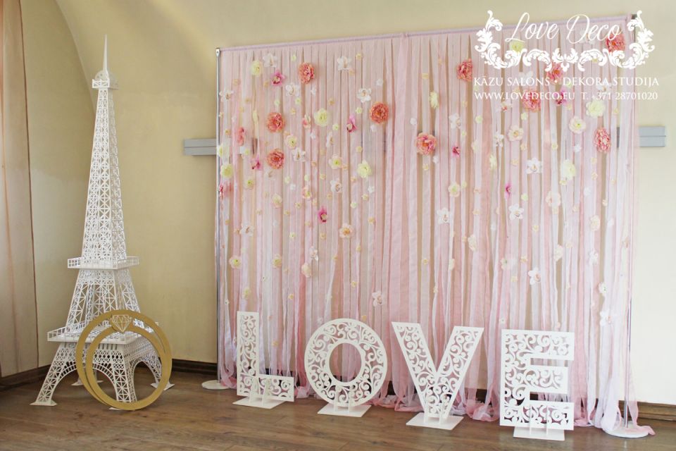 Нежная цветочная фотозона для свадьбы или дня рождения<br>Буквы LOVE, обручальные кольца и Эйфелева башня для фотосессии.<br>