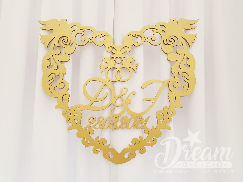 Герб золотой в форме резного сердца с голубками, инициалами и датой свадьбы  <br>50 € <br>