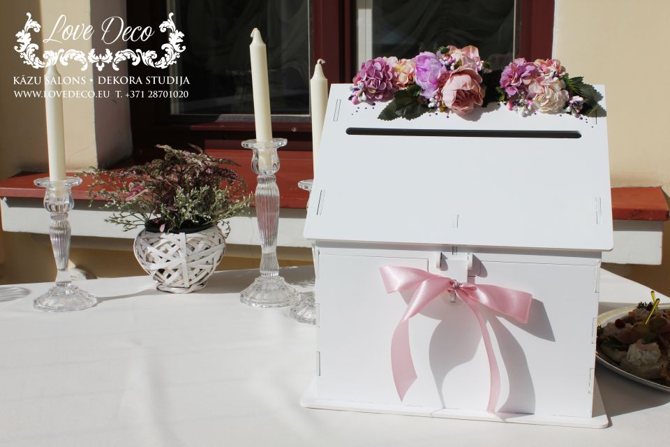 Свадебный сундучок в виде домика с декором для подарочных конвертов от гостей <br>