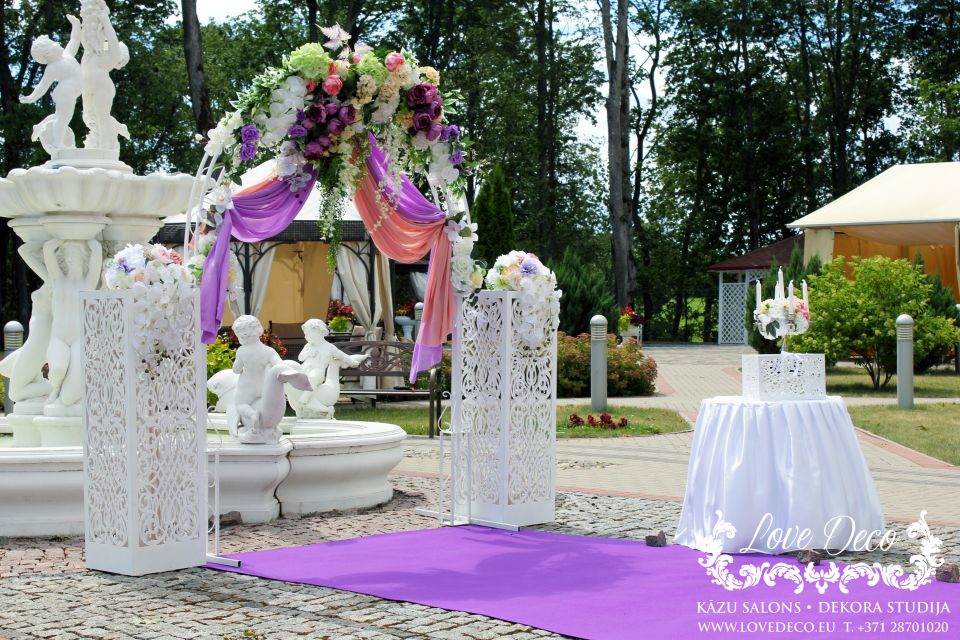 Выездная регистрация арка в Sventes muiža<br>Арка с цветами, две колонны, ковровая дорожка и столик для росписи.<br>
