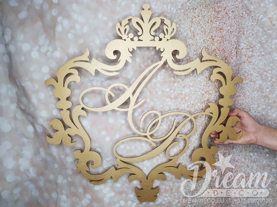 Герб на свадьбу золотой резной с короной и инициалами  <br>50 € <br>