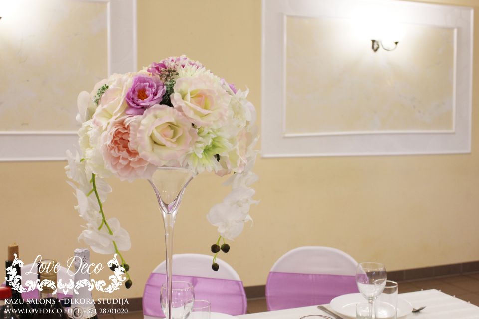 Декор свадебного стола вазами Мартини с цветами<br>