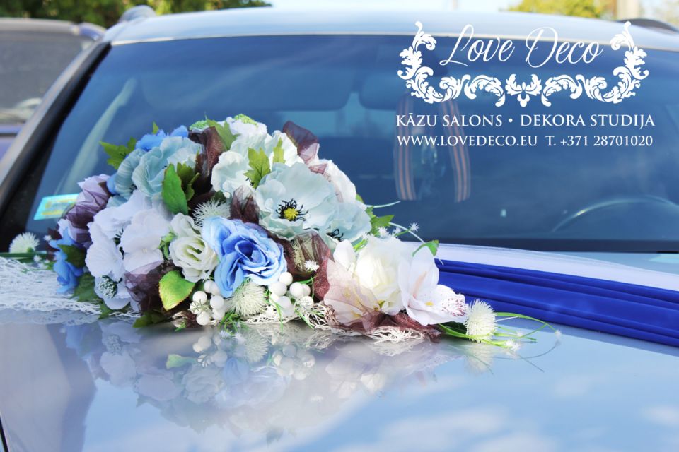 Комплект: белое голубое украшение на капот машины из цветов + 4 ручки<br>Крепится на присосках. (Аренда без ткани).<br>20 € <br>