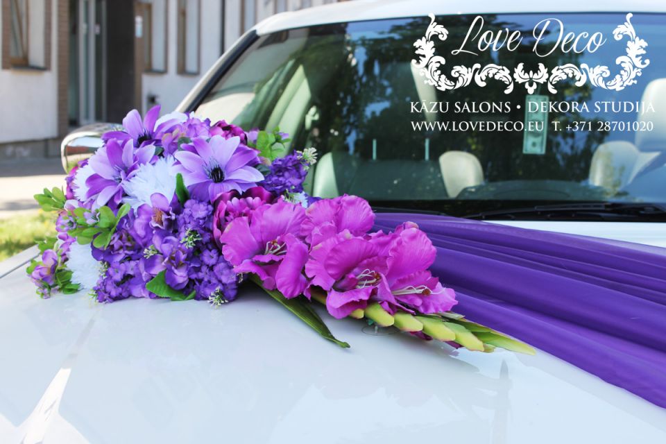 Цветочное украшение для свадебной машины с тканью на капоте  <br>