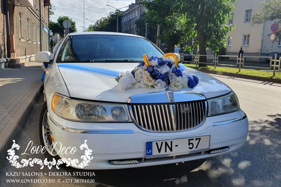 Цветочное украшение на машину с декором из свадебных колец<br>