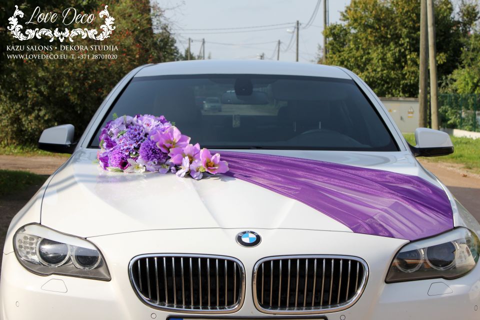Цветочное украшение для свадебной машины с тканью на капоте  <br>