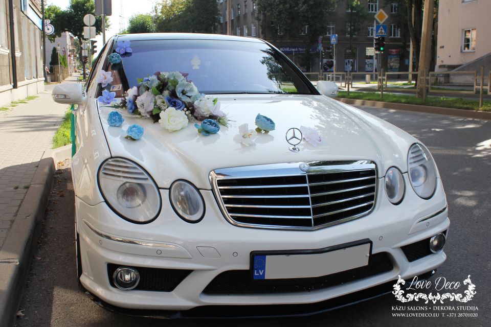 Свадебное украшение на машину молодожёнов с россыпью цветочков по капоту  <br>