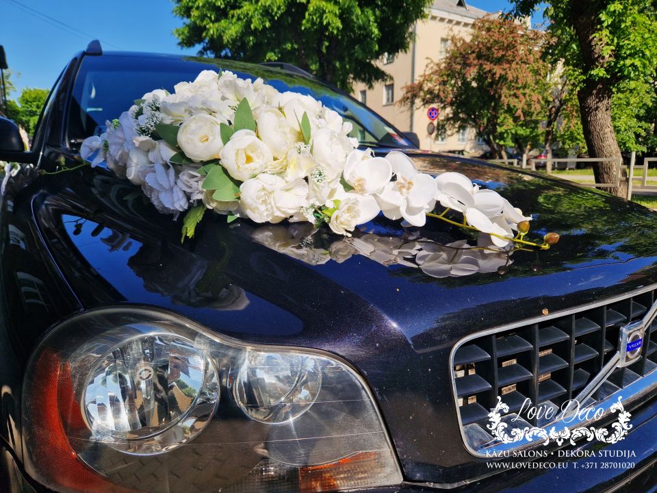 Свадебное украшение машины с пионами и орхидеями<br>