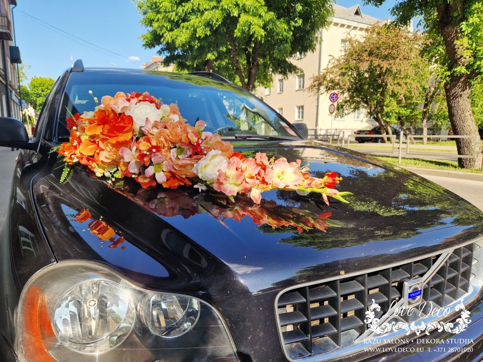 Декор на свадебное авто в оранжево-персиковой гамме<br> <br>
