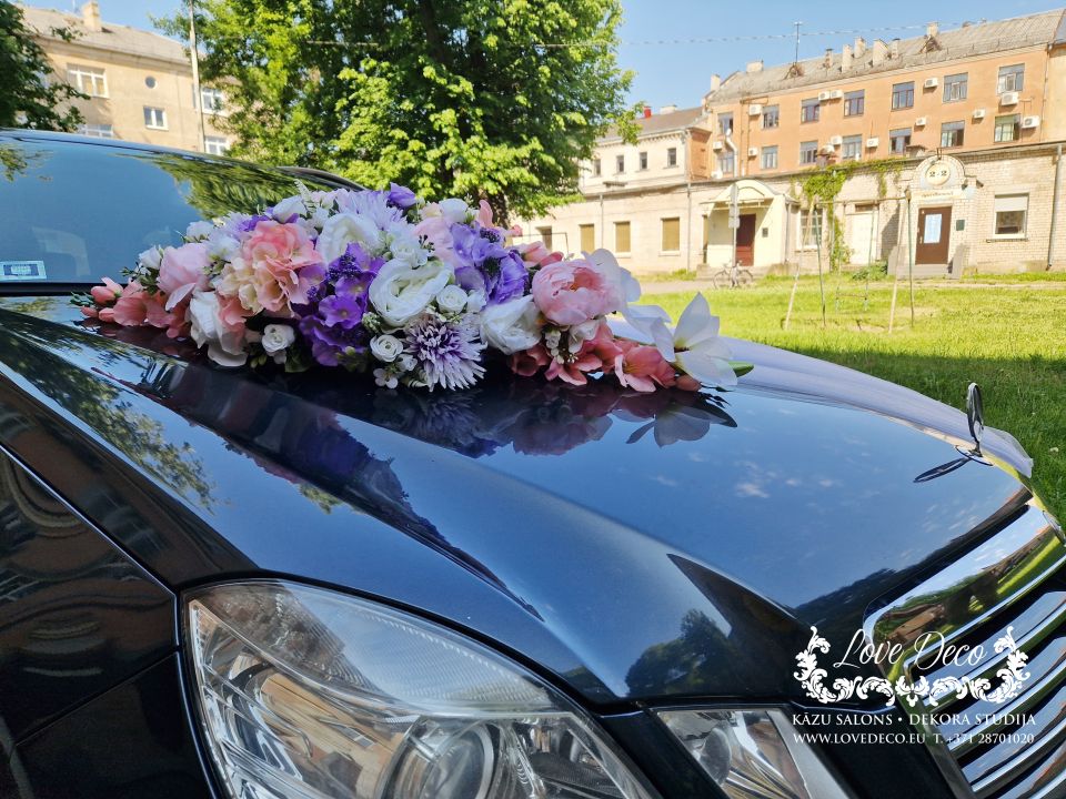 Цветочный декор свадебного авто в композиции бело-розово-фиолетовых оттенков  <br>