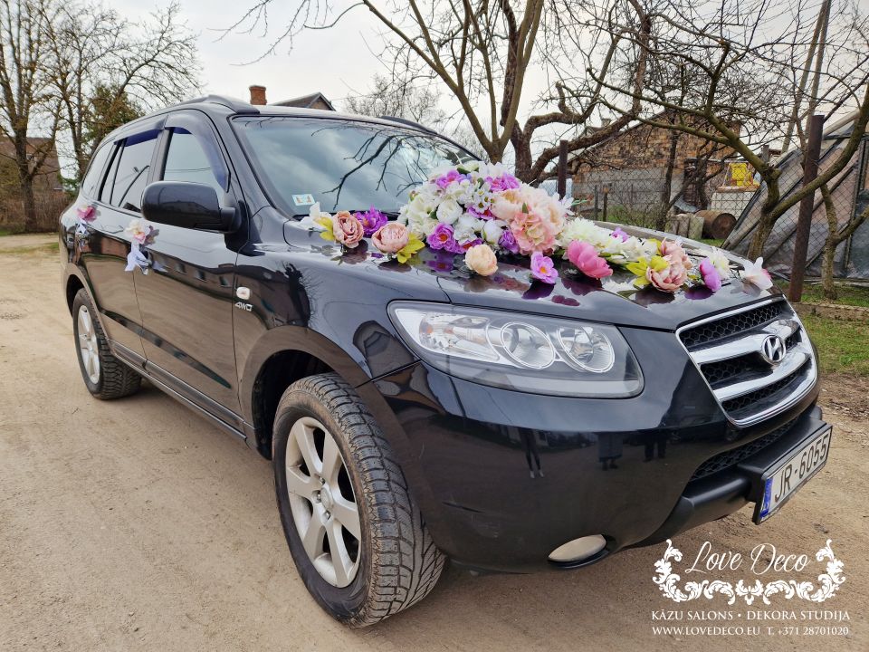 Свадебное украшение машины с россыпью цветов по капоту  <br>