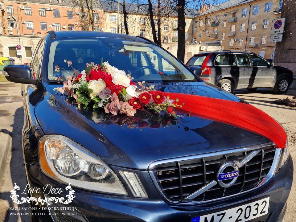 Украшение свадебной машины в красном цвете<br>