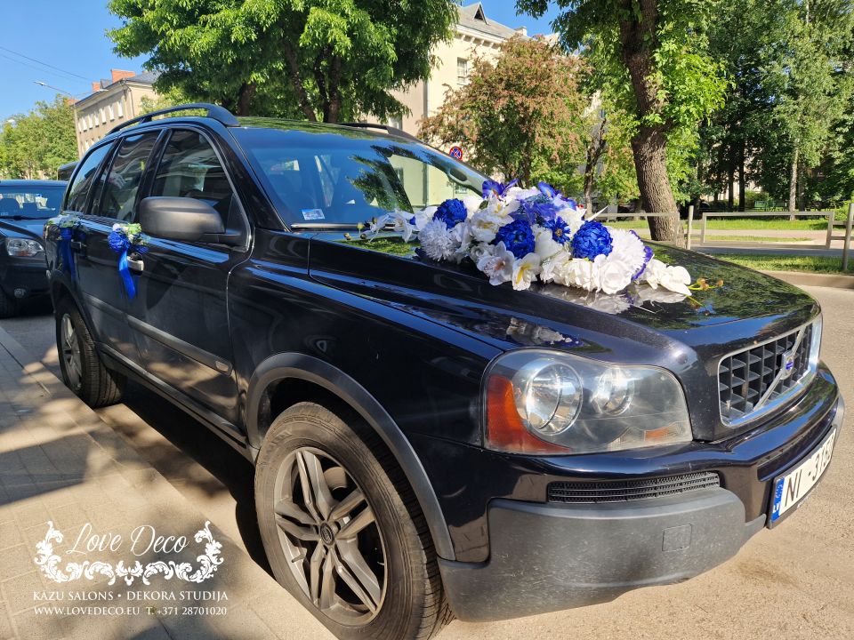 Свадебный декор на капот машины с бело-синей цветочной композицией<br>