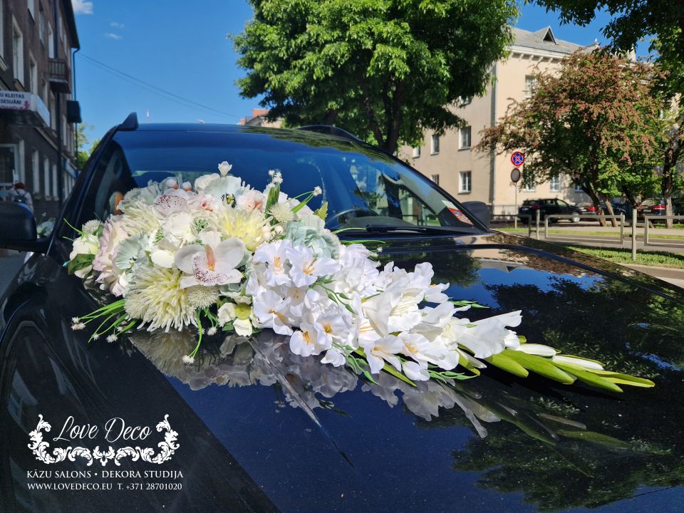 Украшение свадебной машины цветочной композицией  <br>