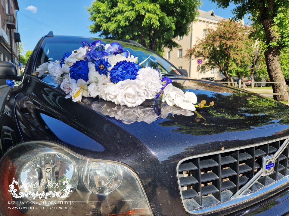 Свадебный декор на капот машины с бело-синей цветочной композицией  <br>